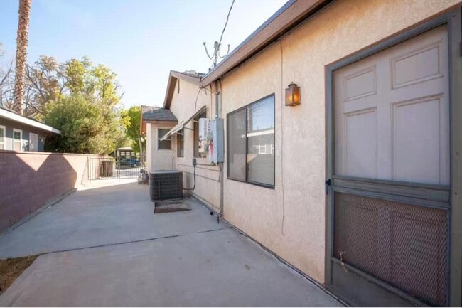 Building Photo - 45523 Lostwood Ave