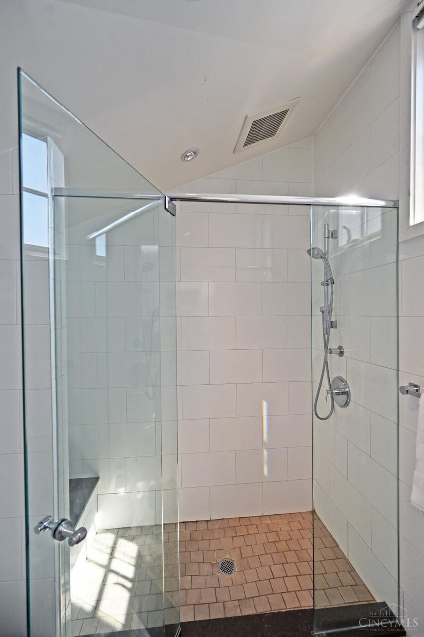 Primary Bathroom - 1005 Hill St