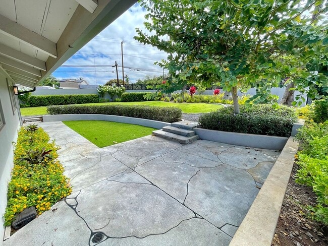 Building Photo - Experience Island Living in a Renovated 2-...