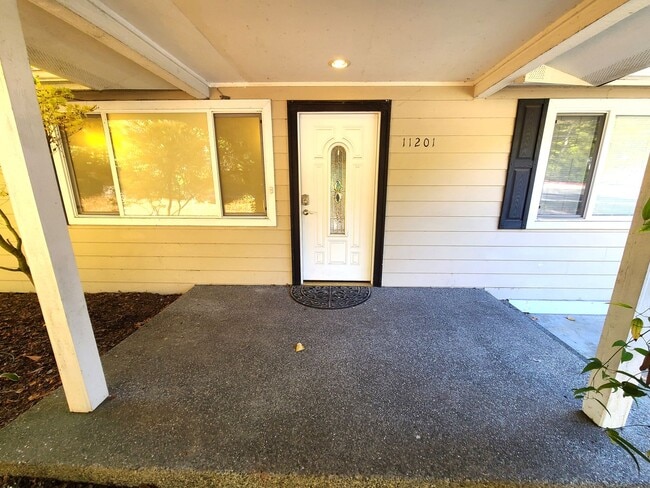 Building Photo - Charming 3Bd/2Ba Kirkland Home with Huge Yard!