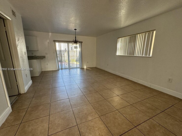 Building Photo - 915 SE 13th Rd