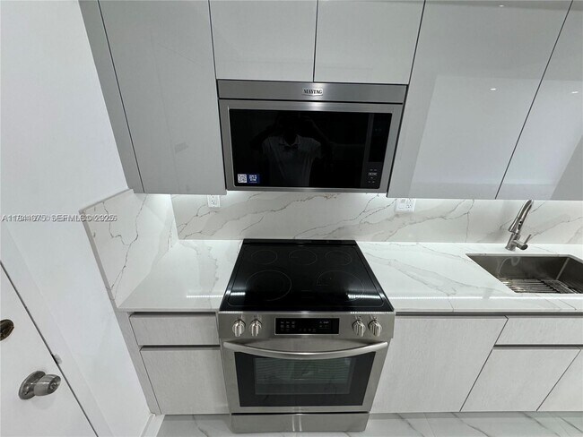 Building Photo - 18031 Biscayne Blvd