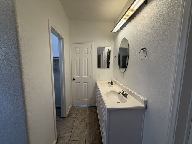 Building Photo - RV T 7216 Yates St Unit A