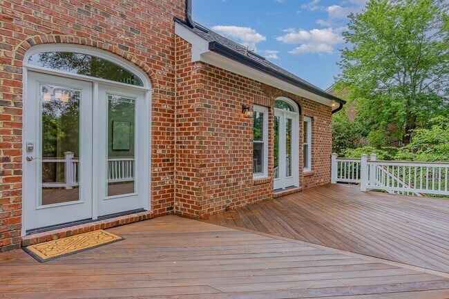 Building Photo - Stylish Renovation with Golf Course Views ...