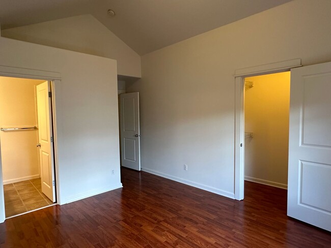 Building Photo - Top Floor 2 Bed, 2 Bath Townhome