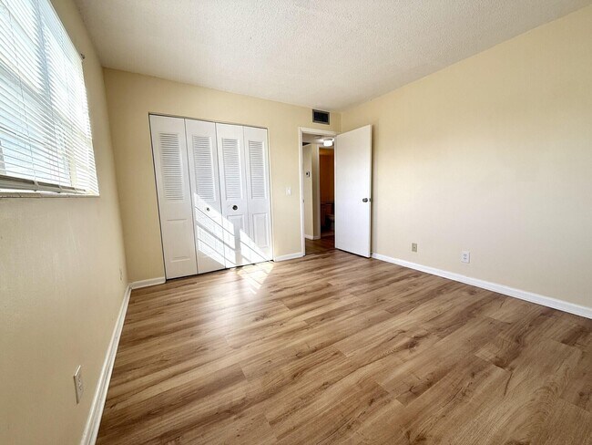 Building Photo - 241 Sheffield J