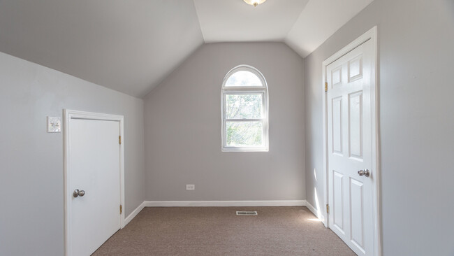 Building Photo - 1148 W Addison St