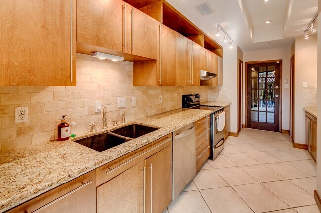 Building Photo - 1112 Bering Dr