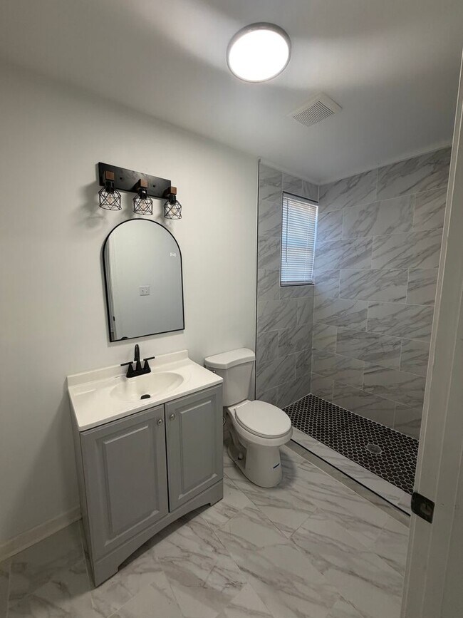 Building Photo - 1956 Edward Ave