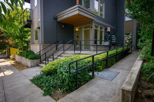 Building Photo - Love Where You Live!  Great Studio in Sellwood w APP FEES CREDITED!