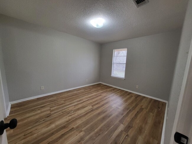 Building Photo - Beautifully Remodeled Condominium for Immediate Move-In