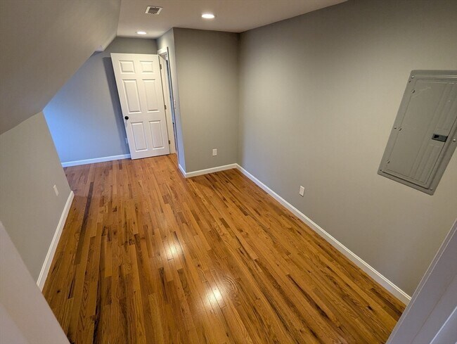 Building Photo - 185 Mystic St