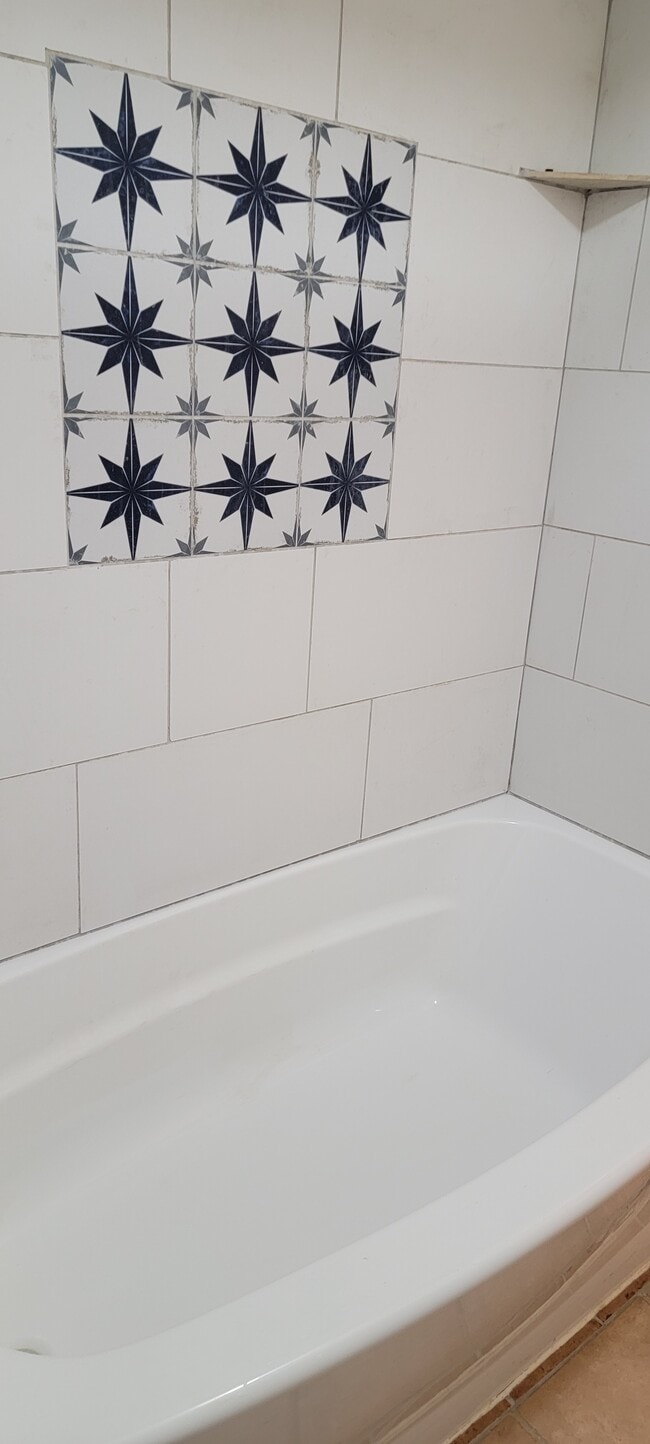 New Bathtub/Shower - 14515 Wunderlich Dr