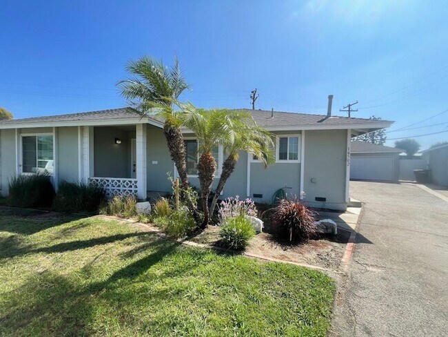 Building Photo - BEAUTIFULLY UPDATED 3 BEDROOM 2 BATH HOME ...
