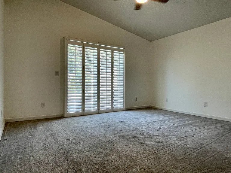 Building Photo - 18120 Lakeview Dr