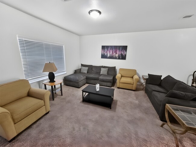 Building Photo - 5127 Oak Briar Ln