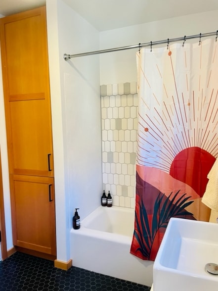 Building Photo - 231 NE Hancock St