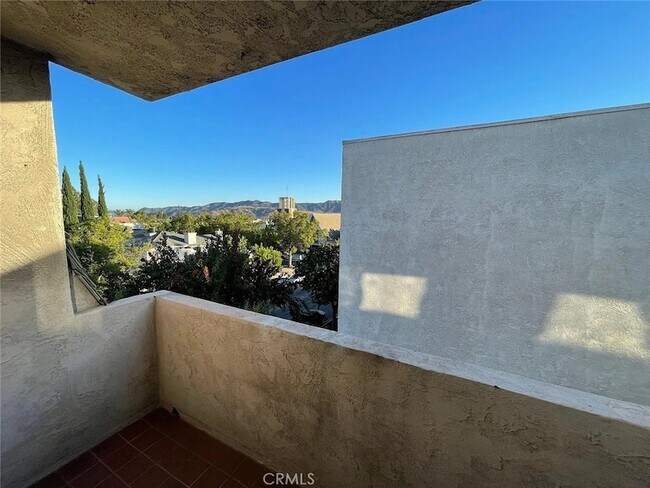 Building Photo - 617 E Angeleno Ave