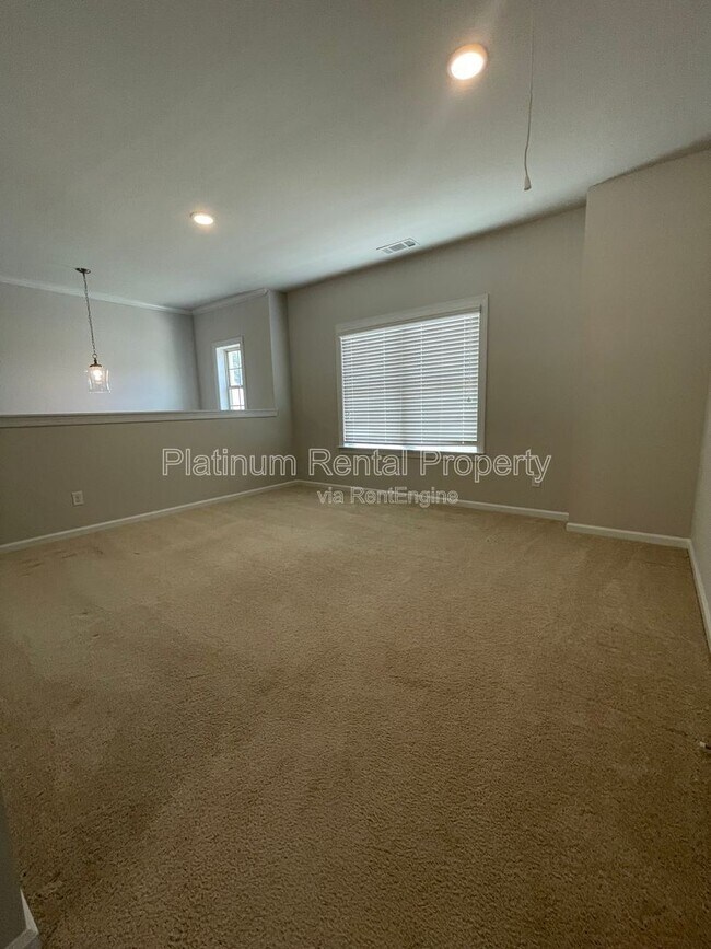 Building Photo - 1825 Dahlia Dr