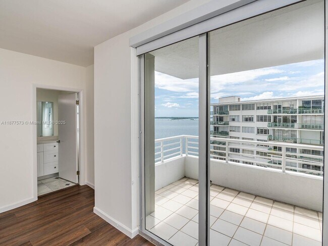 Building Photo - 1402 Brickell Bay Dr