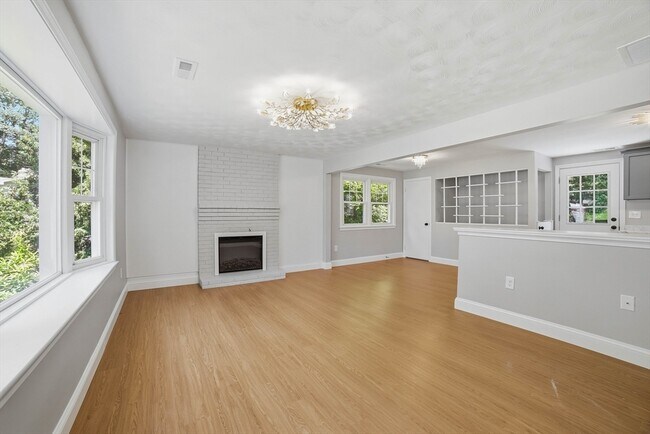 Building Photo - 44 Topsfield Cir