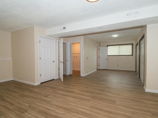 Building Photo - 1475 SW Orchard Ave