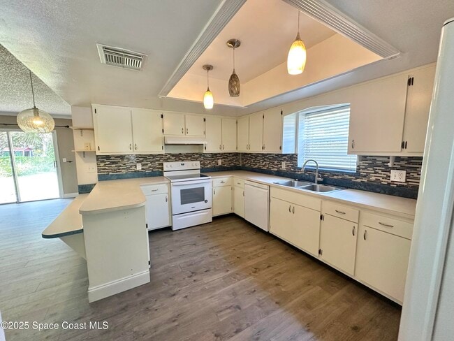 Building Photo - 350 Vesta Cir