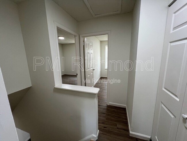 Building Photo - 404 Roxana Rd