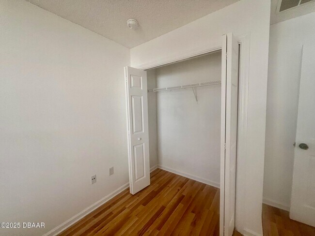 Building Photo - 11 Plainview Dr