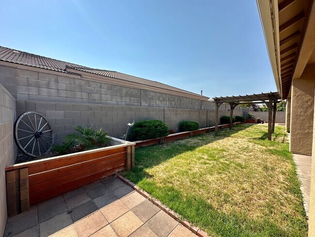 Building Photo - Beautiful 3 bedroom, 3 bathroom home with ...