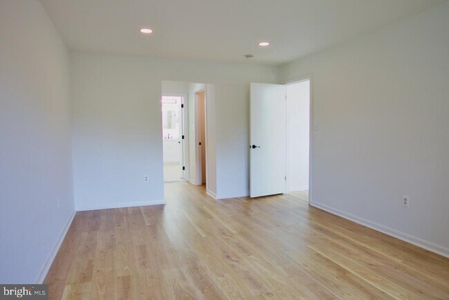 Building Photo - 5249 Strathmore Ave