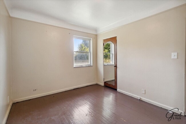 Building Photo - $1,200/month - 2 Bed 1.5 Bath in Warren, Detroit