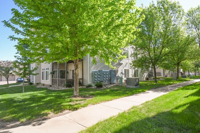 Building Photo - 7434 S Louise Ave
