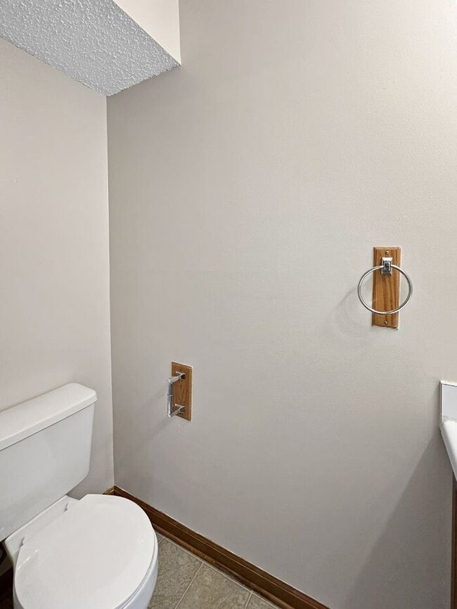 Building Photo - 2BD/1.5BA Unit at Pinecrest Apartments in ...