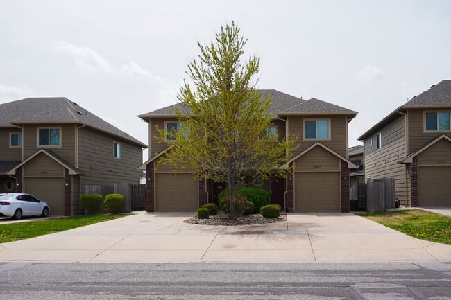 Building Photo - 3-Bed Duplex w Garage + Fenced Yard