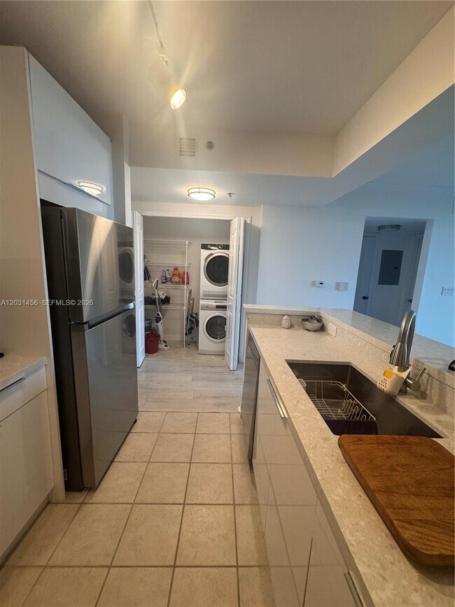Building Photo - 2665 SW 37th Ave