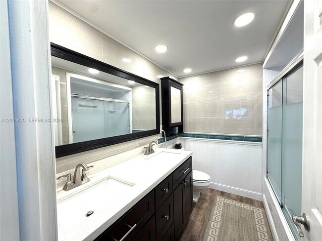 Building Photo - 230 Lakeview Dr