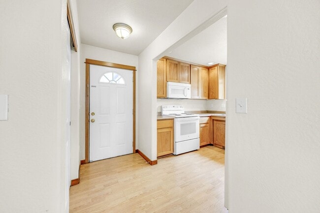 Building Photo - Comfortable 2-Bedroom Apartment in Desirable East Medford