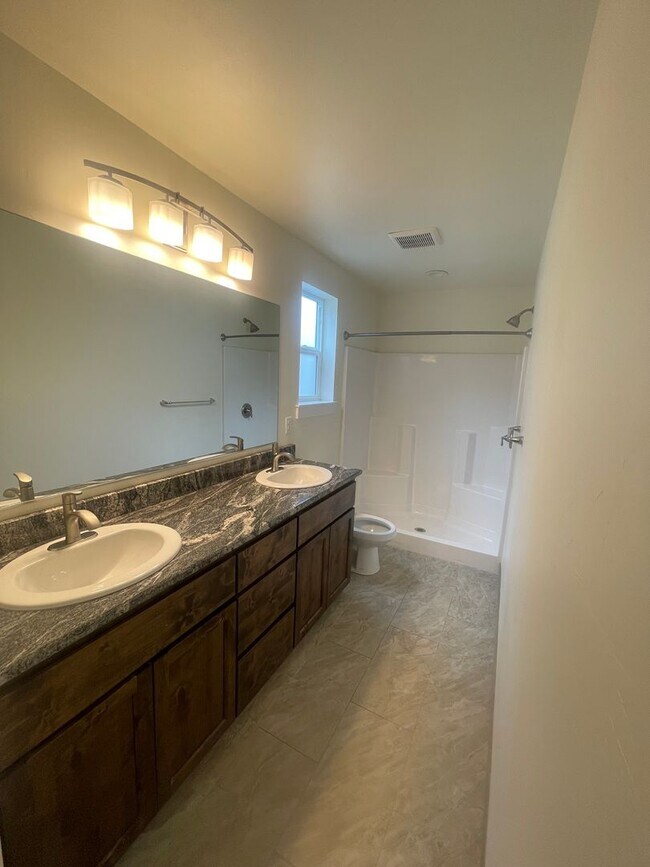 Building Photo - Stunning Three Bedroom Town Home In Lebanon OR!