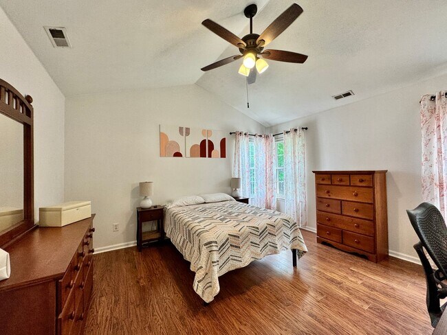 Building Photo - First-Time Rental! Available 08-07-26 - Fenced Yard, Pet Friendly, Attached 2-Car Garage!