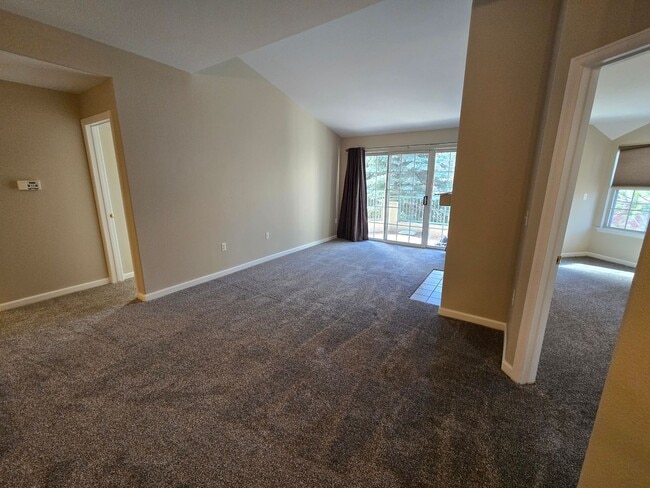 Building Photo - Fresh 2 bedroom, 2 bathroom condo located in Meadows on the Parkway in the heart of Boulder.