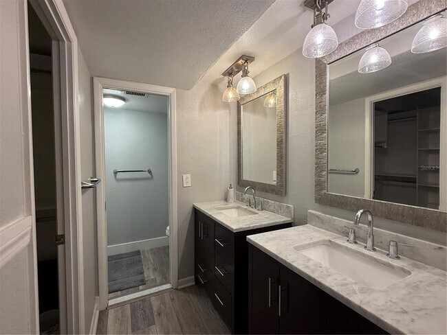 Building Photo - 13618 Greenfield Dr