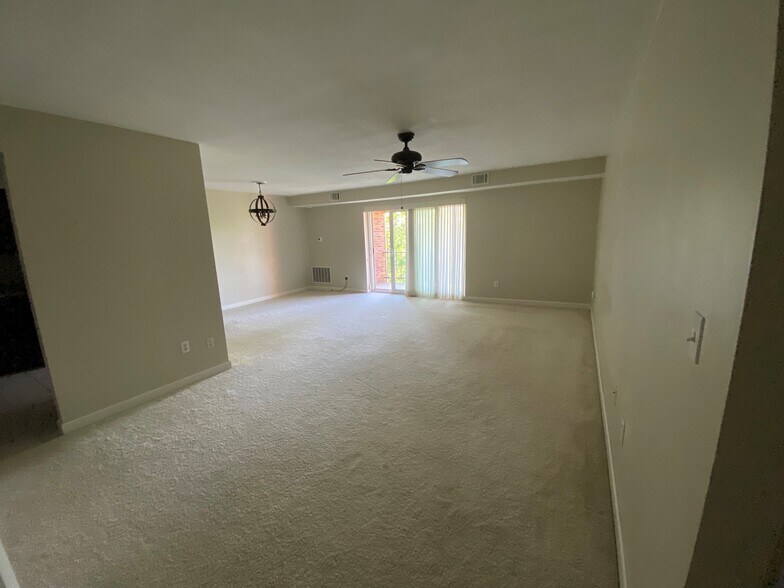 Building Photo - 611 Calais Dr