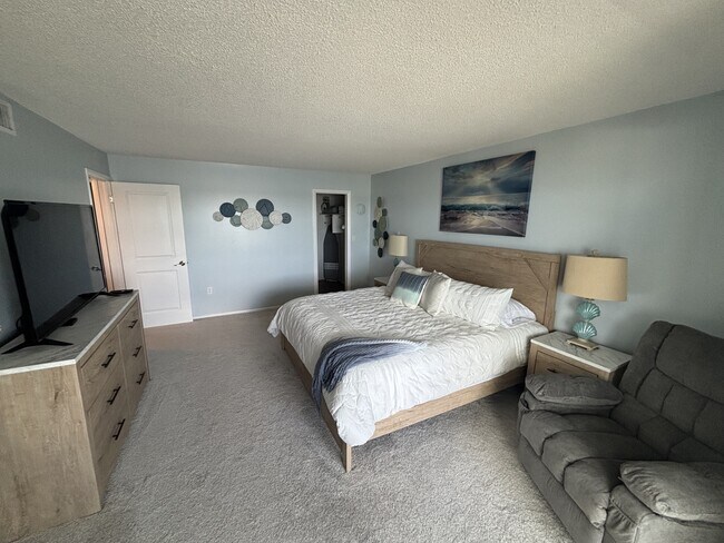 Building Photo - 4750 Cove Cir