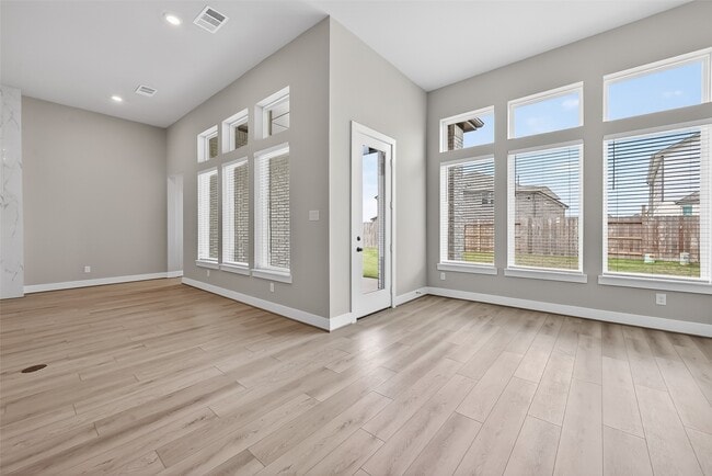 Building Photo - 2022 Serene Spgs Dr