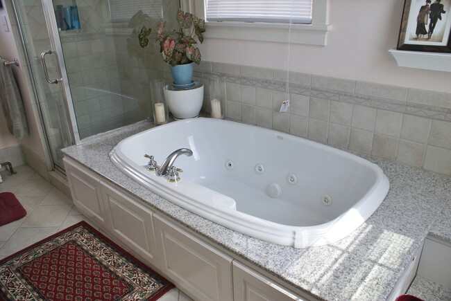 Building Photo - Fantastic Four Bedroom Home in Museum Dist...