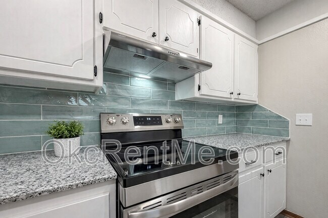 Building Photo - 1104 Spruce Dr