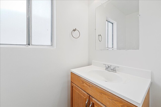 Building Photo - 5709 Hazeltine Ave