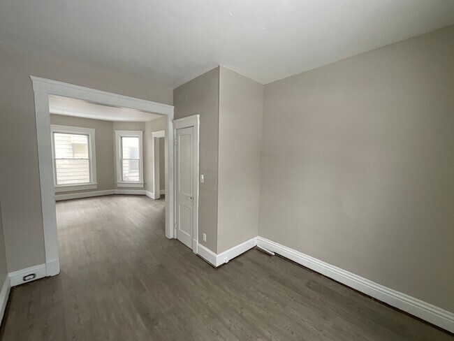 Building Photo - 1004 West Ave