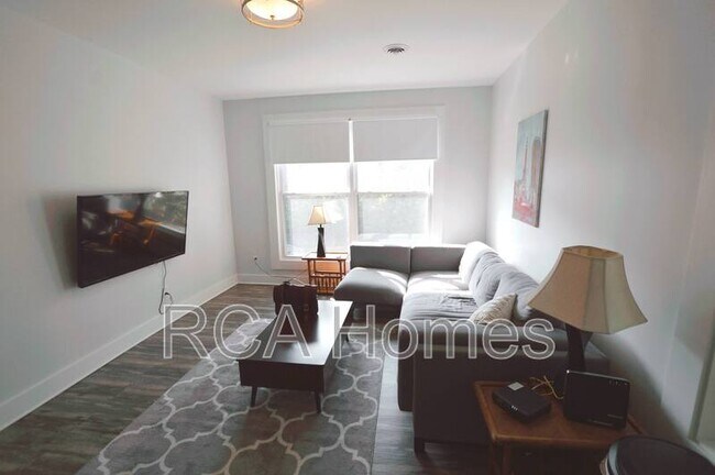 Building Photo - 1112 Pleasant St